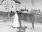 L'infirmire Gabrielle Bdard avec son cheval prs du dispensaire  Sainte-Anne-de-Roquemaure