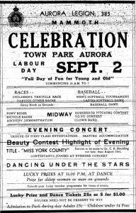 Cette coupure de presse montre une affiche publicitaire en noir et blanc pour le Carnaval de la Légion d'Aurora.  On y voit l‘emblème de la légion dans le coin supérieur gauche ainsi qu’une description des festivités.