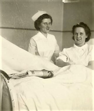 Photo de Cécile Turcotte assise sur un lit avec une infirmière à ses côtés à l’Hôpital Civic d’Ottawa après l’accident ferroviaire d’Almonte, 1943