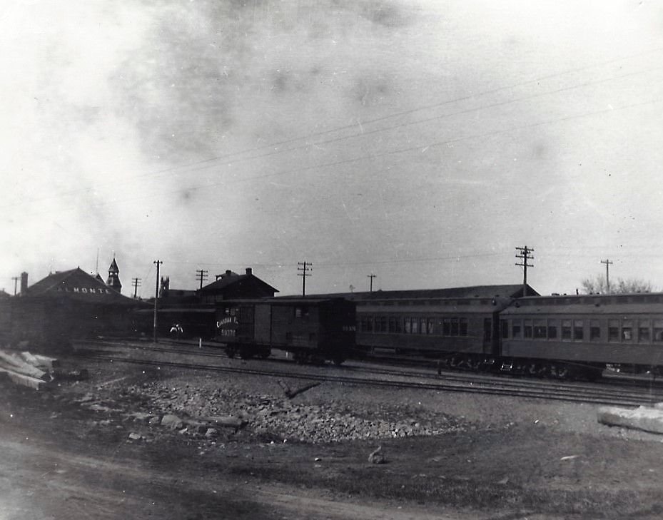 Photographie historique du train local de la vallée de l’Outaouais au départ de la gare ferroviaire d’Almonte, années 1940