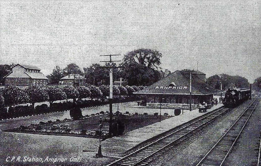 Carte postale photographique noir et blanc de la gare d’Arnprior, années 1950