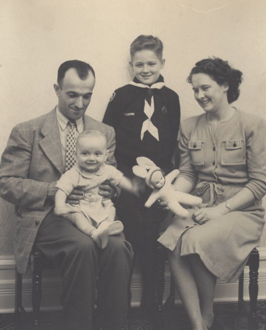 Les quatre membres de la famille Turcotte assis pour un portrait, 1946