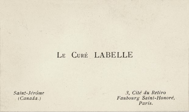 Image of a small rectangular white card: printed in the centre, in black ink, are the words “Le Curé Labelle.” At bottom left and right are the curé’s addresses in Canada and France.