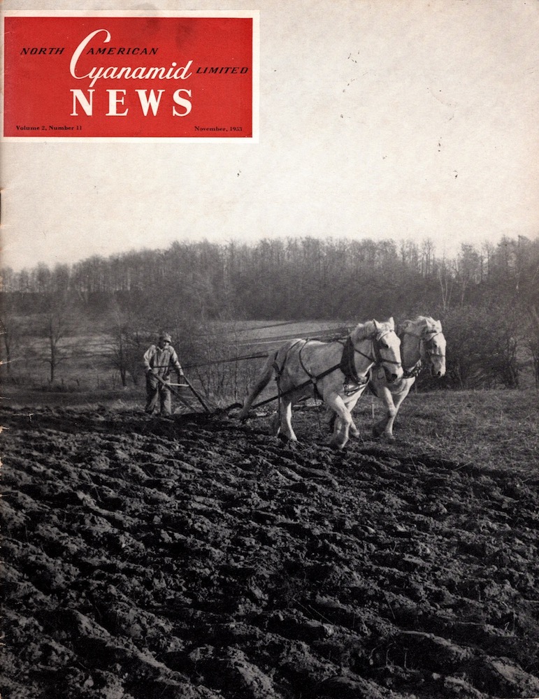 Une couverture de magazine pour Cyanamid News mettant en vedette un homme et un attelage de deux chevaux labourant un champ