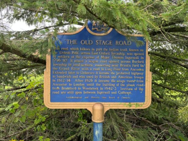 Gold and blue plaque describing significance of Old Stage Road