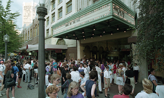  Plan extérieur de l'Orpheum Theatre du Granville Mall de Vancouver et du Gayla! public sur une soirée d'été ensoleillée.