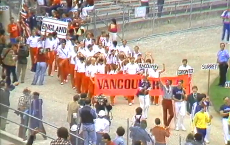  L'équipe de Vancouver entre dans un stade aux premiers Jeux gais.