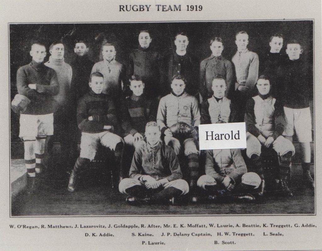 Photo noir et blanc d'un groupe de garçons vêtus de leurs uniformes de sport.