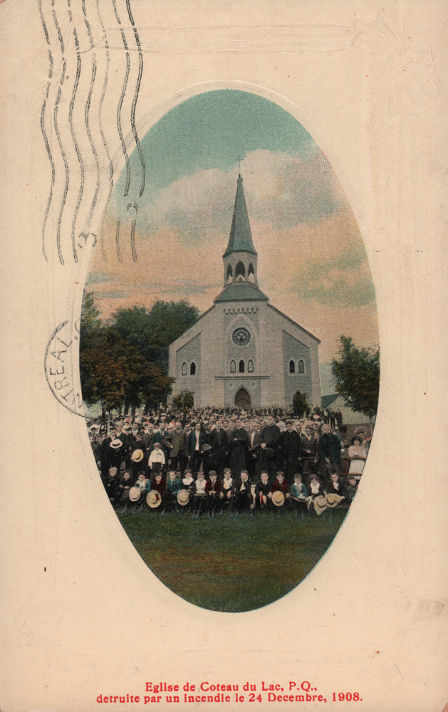 Old colored photograph of an oval shape, long shot of a crowd posing for a photo in front of a small white and blue church.