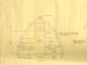 L’encre noire sur le papier illustrant la charpente arquée et les détails techniques requis pour la construction du mur d’extrémité avant du refuge.