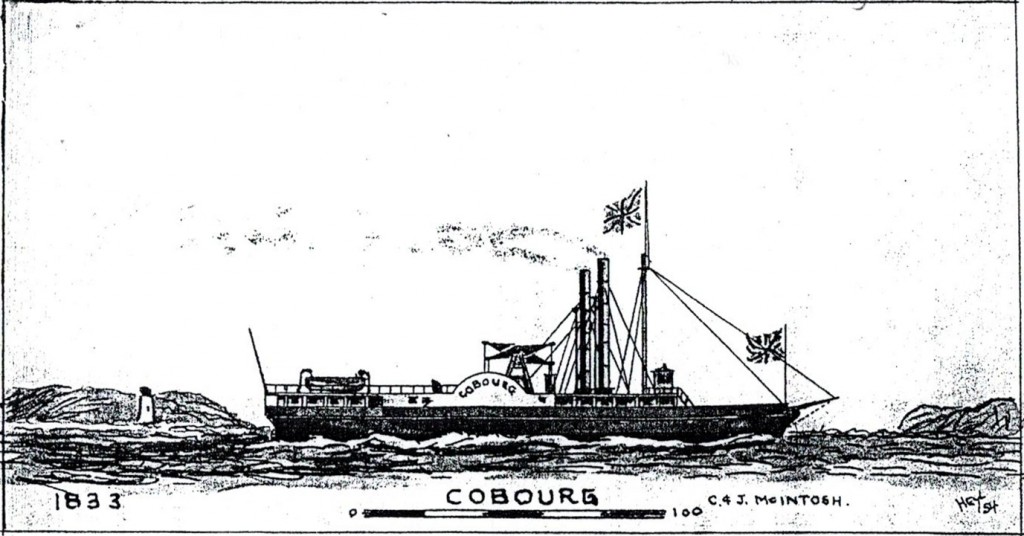 Un croquis en noir et blanc d’un bateau à vapeur qui navigue devant la rive et le phare, qui sont dessinés de façon rudimentaire. Le navire fait flotter deux drapeaux de l’Union Jack et arbore le nom « COBOURG » sur la roue à aubes.