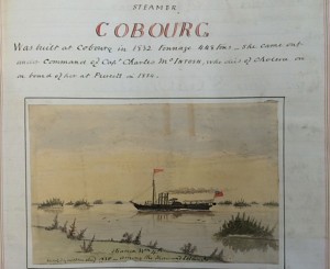 Une aquarelle du profil d’un bateau à vapeur, avec quatre cheminées et deux drapeaux qui flottent, naviguant entre les petites îles. 