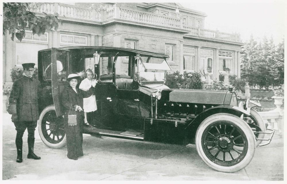 Belle and her daughter Marjorie getting into the car beside Beaulieu.