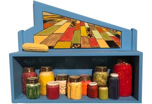 Étagère de couleur bleue avec des conserves de légumes dans des bocaux et image d’un champ