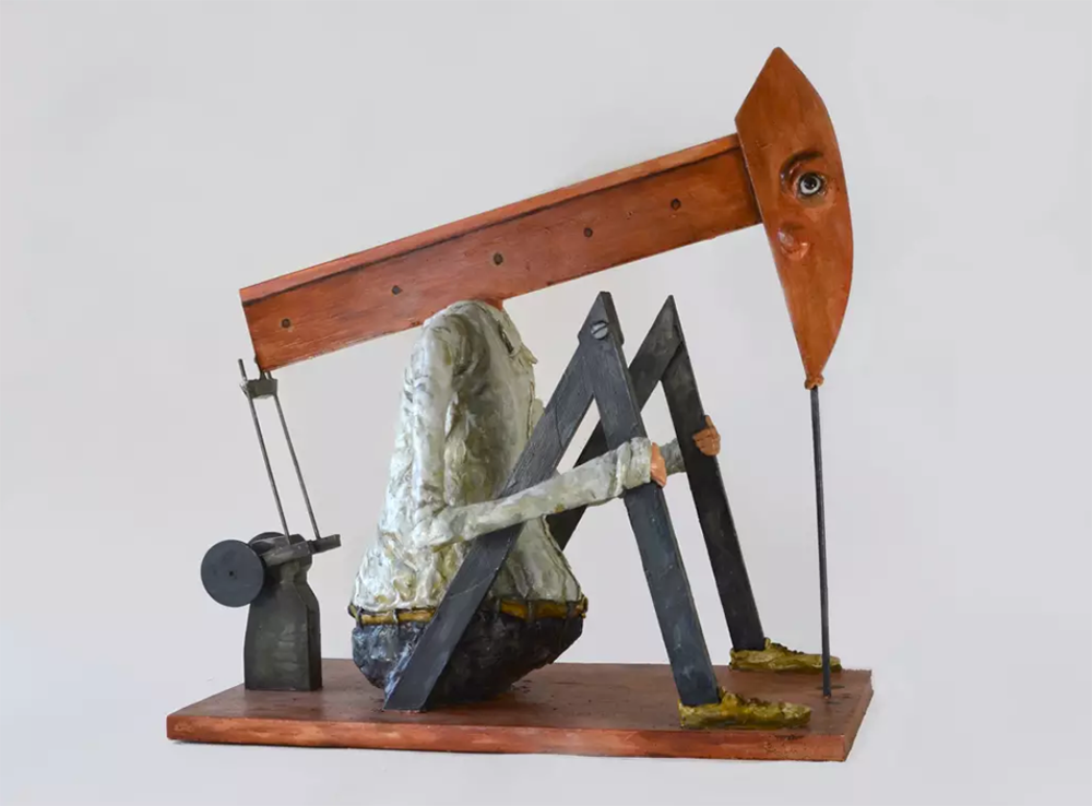 Sculpture d’un corps humain combiné à un système de pompe