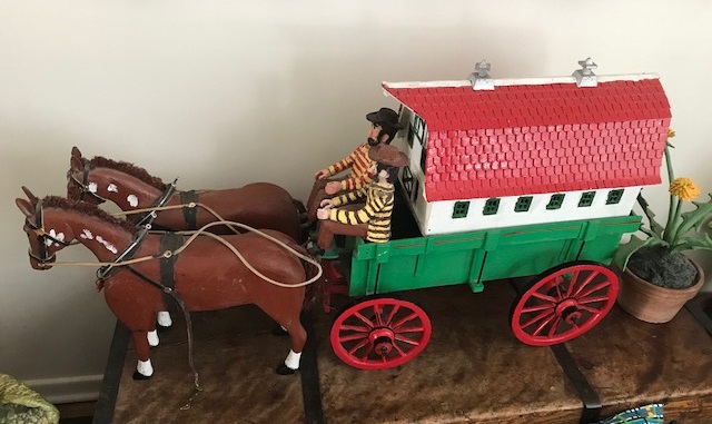 Miniature d’un chariot tiré par des chevaux avec deux cavaliers