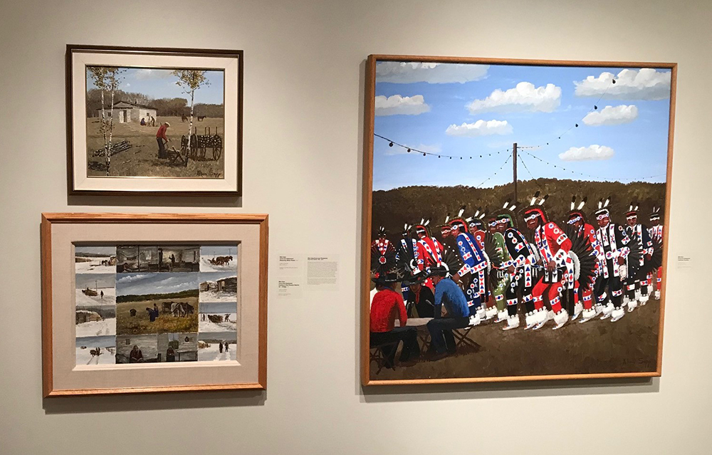 Deux tableaux entreposés sur la gauche et un autre, plus grand, à la droite.