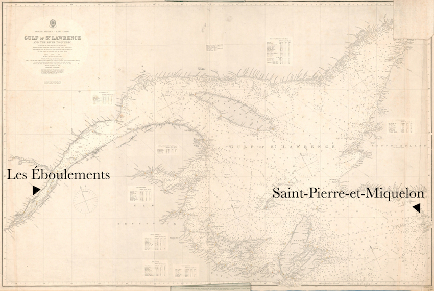 Carte ancienne du fleuve et du golfe du Saint-Laurent. À gauche, une flèche montre le village des Éboulements. Tout à droite, une autre flèche pointe l'archipel de Saint-Pierre-et-Miquelon.