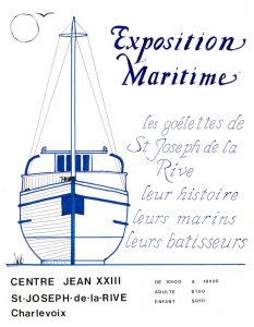 Première affiche de l'Exposition maritime. La portion située à la gauche de l'affiche présente une goélette dessinée à la main sur fond blanc. Dans la portion de droite sont inscrits le nom de l'exposition et le sous-titre : « Les goélettes de Saint-Joseph-de-la-Rive. Leur histoire, leurs marins, leurs bâtisseurs ». Dans le bas de la page apparaissent les informations pratiques : lieu, horaire, tarifs.