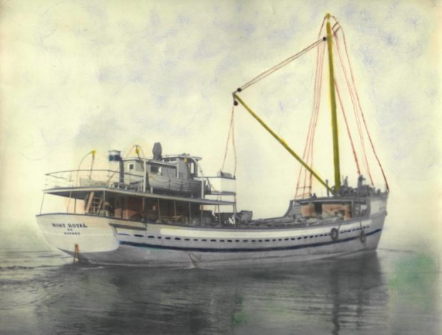 The Mont Royal schooner, floating on the water. The cabin in the back is clearly visible, as well as the ship’s masts in the front. The picture looks like a colourized photograph.