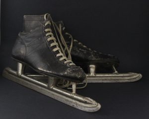 Paire de patins noirs de hockey pour homme, avec lacets.
