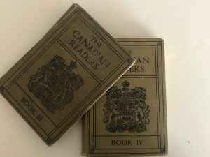 Deux livres de lecture canadiens (livres III et IV) avec armoiries britanniques.