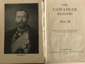 Livre de lecture canadien ouvert, 1932, Reader III, avec le roi George à gauche. La page de droite donne une permission d’utilisation dans les provinces de l’Ouest, de la Colombie-Britannique au Manitoba.