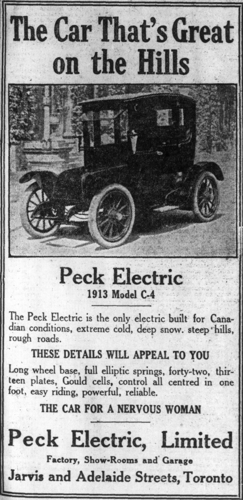 Publicité dans un journal montrant une voiture électrique à quatre portes. Titre : La voiture qui sait grimper les collines / Voiture électrique Peck / Modèle C-4 de 1913.