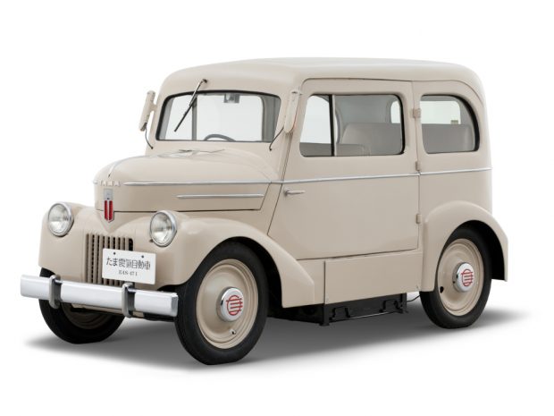 Colour photograph of a 1940s-style light truck, with a Japanese license plate and a hood ornament reading “TAMA”