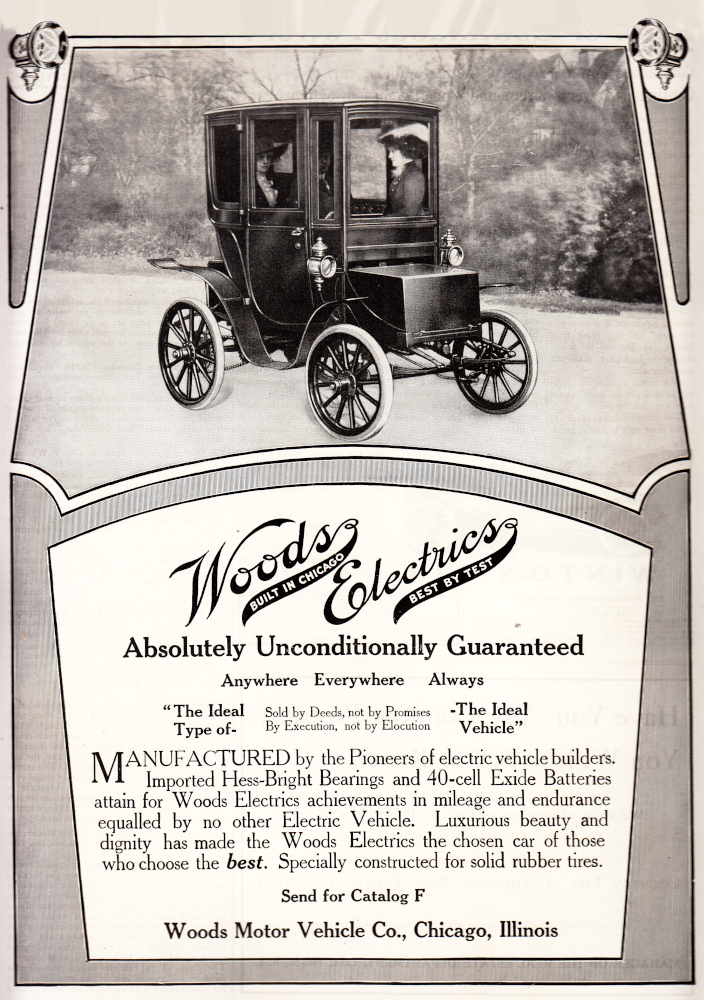 Photo publicitaire éditée montrant trois femmes bien habillées assises dans une voiture électrique. Le titre indique : Voitures électriques Woods : construites à Chicago / Meilleur choix selon les tests.