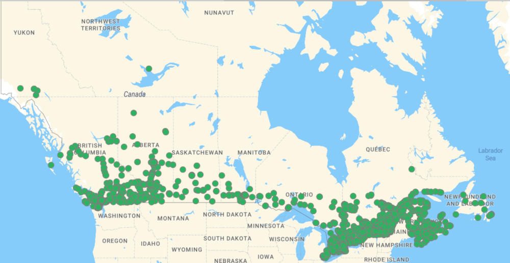 Carte du Canada. La carte est en grande partie cachée sous une multitude de points indiquant les stations de recharge pour véhicules électriques.