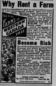 Coupure de journal d’époque avec copie pour promouvoir la colonisation de terres dans l’Ouest canadien. Il y a un petit dessin représentant plusieurs personnes avec des chapeaux et des manteaux sur le côté gauche.