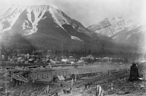 Fours à coke avec la ville de Fernie derrière eux. Le mont Fernie est en arrière-plan.