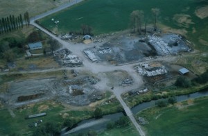 Vue aérienne de maisons détruites par un incendie.