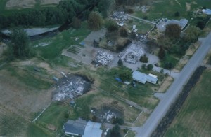 Vue aérienne de maisons détruites par un incendie.