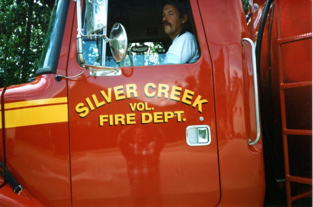 Homme recule un camion de pompiers.