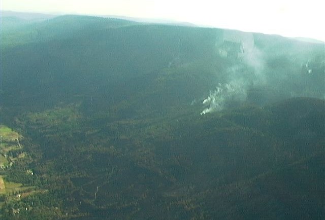 Vue aérienne d'un incendie sur une colline.