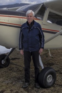 Homme à côté d'un avion. Neige au sol. 