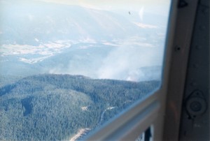 Vue aérienne de collines remplies de fumée.
