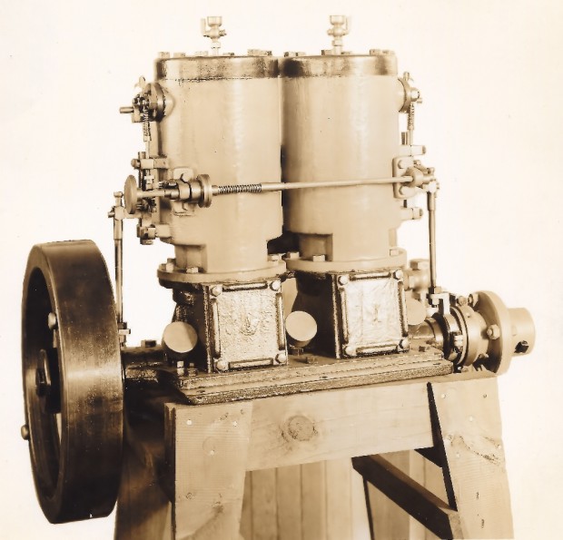 A double mMake and break engine with two cylinders and one fly wheel.