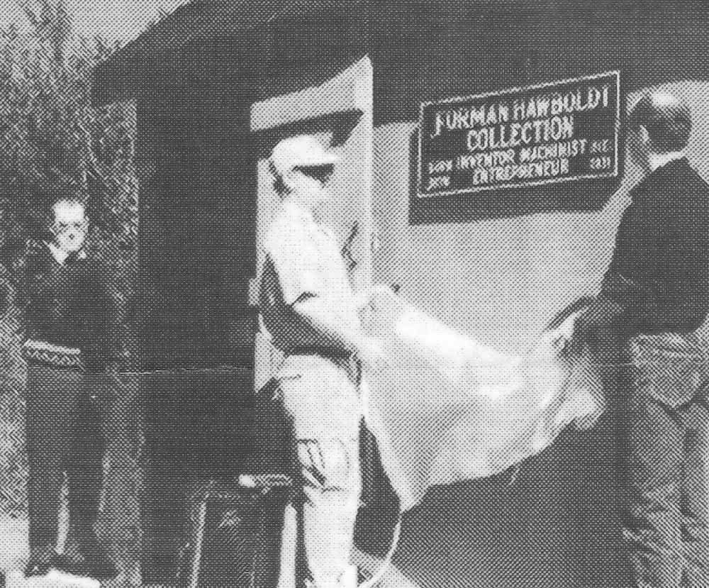 Une photo de journal en noir et blanc montrant l’ouverture officielle de La Collection de Forman Hawboldt. L’homme de gauche est Allen Bremner, au centre un représentant de la municipalité dévoile la plaque