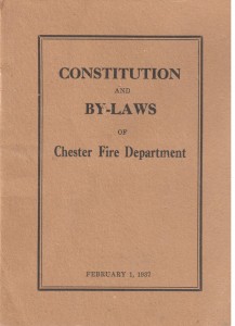 La couverture d’une petite brochure brun clair avec lettrage noir où l’on peut lire :” Constitution and Bylaws of Chester Fire Department “ (Acte et règlements du service des incendies de Chester). Il s’agit de l’acte et des règlements originels vers 1937.