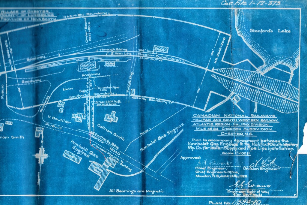 Un plan d’ingénieur bleu et blanc annexé à l’entente pour l’installation des canalisations et de l’approvisionnement en eau entre Hawboldt Gas Engines et la Halifax and Southwestern Railway Company en 1928. Il indique la voie de chemin fer, l’emplacement des canalisations d’eau et toutes les propriétés adjacentes et les propriétaires de l’époque.