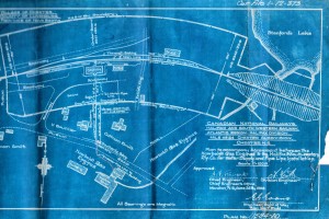 Un plan d’ingénieur bleu et blanc annexé à l’entente pour l’installation des canalisations et de l’approvisionnement en eau entre Hawboldt Gas Engines et la Halifax and Southwestern Railway Company en 1928. Il indique la voie de chemin fer, l’emplacement des canalisations d’eau et toutes les propriétés adjacentes et les propriétaires de l’époque.