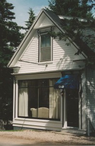 Un petit bâtiment blanc avec une grande devanture et une porte à droite dans lequel se trouvait le bureau de Chester Electric sur la rue Duke à Chester. Il a été démoli et à sa place se trouve une maison moderne.