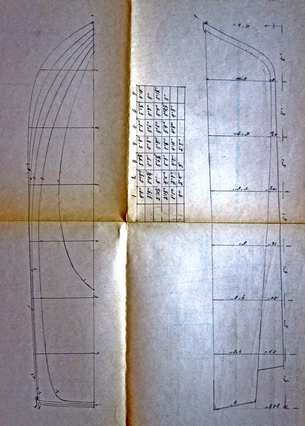 Plan of a boat showing the curves and dimensions of the boat’s seven parts. Handmade drawing, on a large sheet that has been folded in four. The folds of the yellowed paper shows the age of the document.