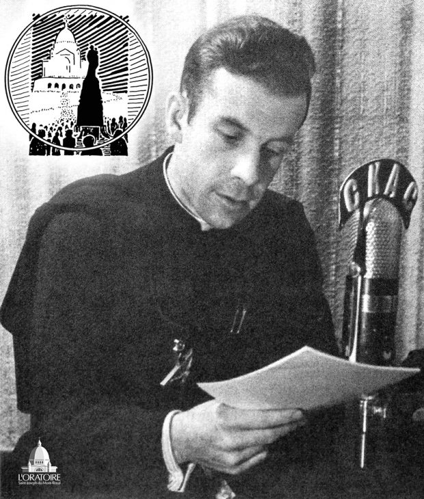 Black and white photograph of a young priest wearing a black cassock, carrying a cross. He stands in front of a microphone with the inscription CKAC and reads a text that he holds in his hand. An icon symbolizing Saint Joseph's Oratory is affixed to the image in the upper left corner.