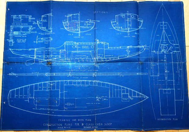 Architect's plan of a sloop sailboat, on which are presented the sections of profile, front, rear, as well as views of the deck and the cabin.