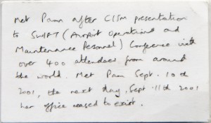 On peut lire ce qui suit au verso de la carte de visite : « J’ai rencontré Pam lors d’une présentation à la conférence sur la gestion du stress lié aux incidents critiques à SWIFT (opérations aéroportuaires et personnel d’entretien), où se trouvaient plus de 400 délégués du monde entier. C’était le 10 septembre 2001 et le lendemain, le 11 septembre 2001, son bureau n’était plus. »