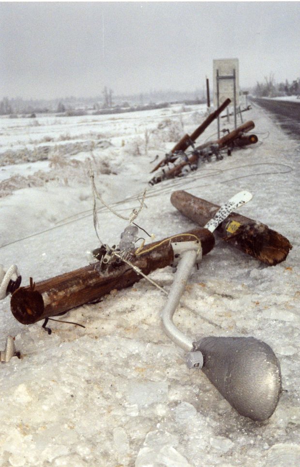 A streetlamp attached to a eletrical pole gaveway and broke underweight of the ice.